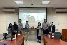Delegasi FKI UMS menyerahkan plakat penghargaan kepada perwakilan universitas di Taiwan dalam ruangan pertemuan yang dilengkapi layar proyeksi konferensi video.