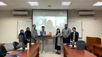 Delegasi FKI UMS menyerahkan plakat penghargaan kepada perwakilan universitas di Taiwan dalam ruangan pertemuan yang dilengkapi layar proyeksi konferensi video.