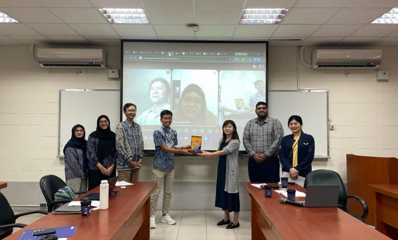 Delegasi FKI UMS menyerahkan plakat penghargaan kepada perwakilan universitas di Taiwan dalam ruangan pertemuan yang dilengkapi layar proyeksi konferensi video.