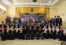 Rombongan siswa dan guru MTs Muhammadiyah 7 Klego berfoto bersama di atas panggung saat acara Akhirussanah dan Wisuda Tahfiz.