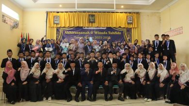 Rombongan siswa dan guru MTs Muhammadiyah 7 Klego berfoto bersama di atas panggung saat acara Akhirussanah dan Wisuda Tahfiz.