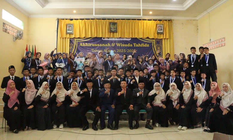Rombongan siswa dan guru MTs Muhammadiyah 7 Klego berfoto bersama di atas panggung saat acara Akhirussanah dan Wisuda Tahfiz.