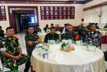 Delegasi sipil termasuk Komandan KOKAM Kandangan duduk satu meja bundar bersama para prajurit TNI berbaju loreng dalam aula pertemuan Makodam IV Diponegoro.