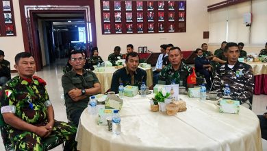 Delegasi sipil termasuk Komandan KOKAM Kandangan duduk satu meja bundar bersama para prajurit TNI berbaju loreng dalam aula pertemuan Makodam IV Diponegoro.
