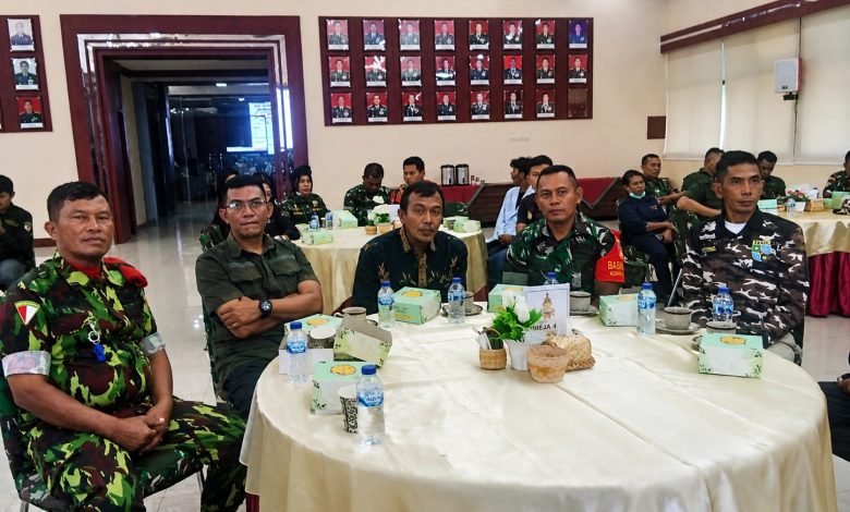 Delegasi sipil termasuk Komandan KOKAM Kandangan duduk satu meja bundar bersama para prajurit TNI berbaju loreng dalam aula pertemuan Makodam IV Diponegoro.