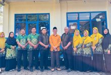 Ketua Umum PDM Temanggung Makmun Pitoyo berfoto bersama jajaran guru dan staf kantor di depan gedung Amal Usaha Muhammadiyah saat agenda monitoring lapangan.
