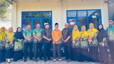 Ketua Umum PDM Temanggung Makmun Pitoyo berfoto bersama jajaran guru dan staf kantor di depan gedung Amal Usaha Muhammadiyah saat agenda monitoring lapangan.
