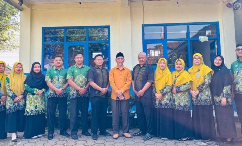 Ketua Umum PDM Temanggung Makmun Pitoyo berfoto bersama jajaran guru dan staf kantor di depan gedung Amal Usaha Muhammadiyah saat agenda monitoring lapangan.