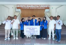 Lima mahasiswa FEB UMP bersama pimpinan fakultas membentangkan spanduk Student Mobility Program di lobi Universitas Muhammadiyah Purwokerto sebelum berangkat ke INTI International University Malaysia.