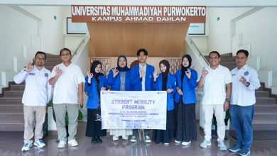 Lima mahasiswa FEB UMP bersama pimpinan fakultas membentangkan spanduk Student Mobility Program di lobi Universitas Muhammadiyah Purwokerto sebelum berangkat ke INTI International University Malaysia.