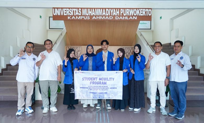 Lima mahasiswa FEB UMP bersama pimpinan fakultas membentangkan spanduk Student Mobility Program di lobi Universitas Muhammadiyah Purwokerto sebelum berangkat ke INTI International University Malaysia.