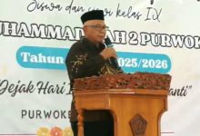 Tokoh pimpinan memberikan sambutan dalam acara pelepasan siswa kelas IX SMP Muhammadiyah 2 Purwokerto.