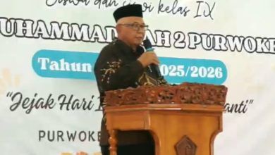 Tokoh pimpinan memberikan sambutan dalam acara pelepasan siswa kelas IX SMP Muhammadiyah 2 Purwokerto.