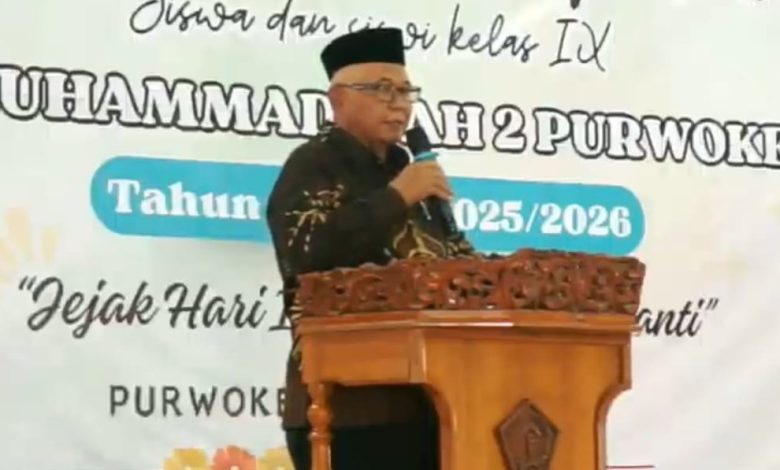 Tokoh pimpinan memberikan sambutan dalam acara pelepasan siswa kelas IX SMP Muhammadiyah 2 Purwokerto.