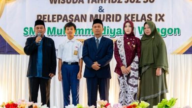 Perwakilan siswa dan guru dalam acara pelepasan siswa kelas IX serta wisuda tahfidz SMP Muhammadiyah 1 Wangon