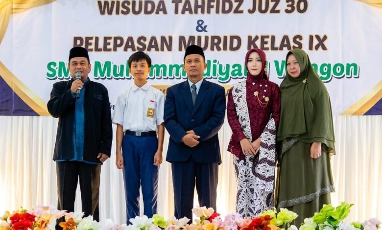 Perwakilan siswa dan guru dalam acara pelepasan siswa kelas IX serta wisuda tahfidz SMP Muhammadiyah 1 Wangon