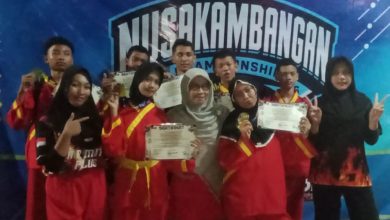 Kontingen atlet Tapak Suci SMP Mutu Plus Cilacap berfoto bersama
