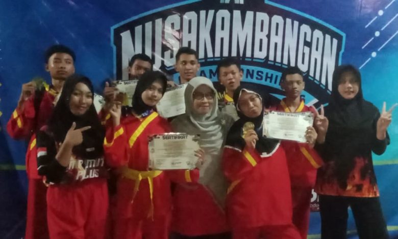 Kontingen atlet Tapak Suci SMP Mutu Plus Cilacap berfoto bersama