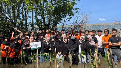Sekelompok mahasiswa yang tergabung dalam kader HW UMS dan peserta EcoJourney 2026 sedang berfoto bersama setelah aksi penanaman mangrove di Pantai Baros.