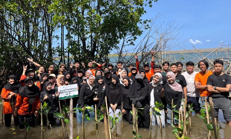 Sekelompok mahasiswa yang tergabung dalam kader HW UMS dan peserta EcoJourney 2026 sedang berfoto bersama setelah aksi penanaman mangrove di Pantai Baros.