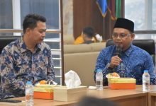 Dua kepala sekolah Muhammadiyah Jawa Tengah sedang memberikan keterangan terkait program pertukaran pendidikan ke Jepang dalam sebuah pertemuan resmi.