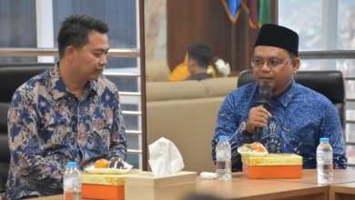 Dua kepala sekolah Muhammadiyah Jawa Tengah sedang memberikan keterangan terkait program pertukaran pendidikan ke Jepang dalam sebuah pertemuan resmi.