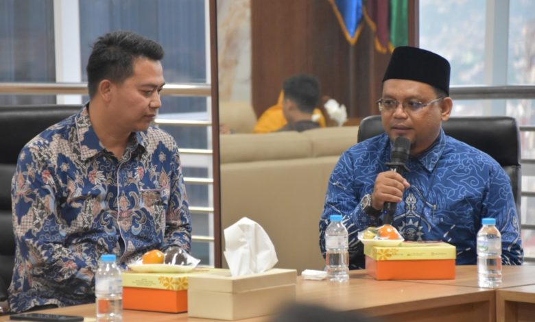 Dua kepala sekolah Muhammadiyah Jawa Tengah sedang memberikan keterangan terkait program pertukaran pendidikan ke Jepang dalam sebuah pertemuan resmi.