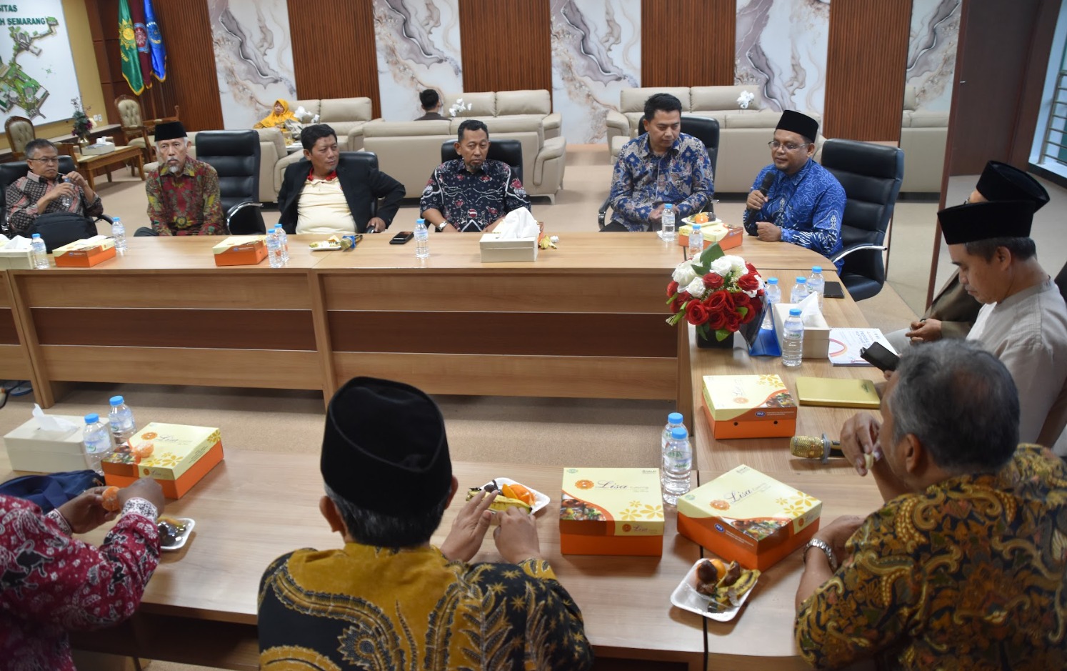 Suasana pertemuan silaturahim antara dua kepala sekolah Muhammadiyah dengan jajaran Pimpinan Wilayah Muhammadiyah Jawa Tengah di kantor PWM Jateng, Semarang.