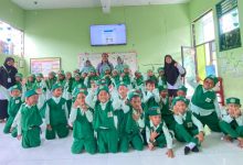 iswa SD Birrul Walidain Muhammadiyah Tanon antusias belajar bahasa Inggris bersama pembicara asing di ruang kelas.