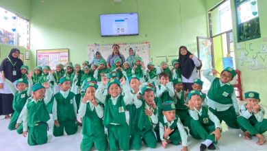 iswa SD Birrul Walidain Muhammadiyah Tanon antusias belajar bahasa Inggris bersama pembicara asing di ruang kelas.