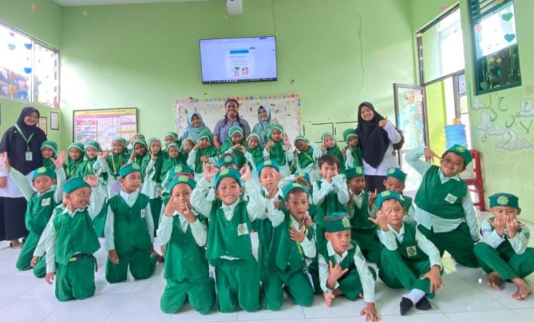 iswa SD Birrul Walidain Muhammadiyah Tanon antusias belajar bahasa Inggris bersama pembicara asing di ruang kelas.