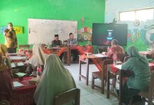 Ust. Pujiono memberikan materi tentang Unique Selling Point di pertemuan Paguyuban Kepala AUM Kecamatan Sambi di SD Muhammadiyah PK Babadan