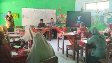 Ust. Pujiono memberikan materi tentang Unique Selling Point di pertemuan Paguyuban Kepala AUM Kecamatan Sambi di SD Muhammadiyah PK Babadan