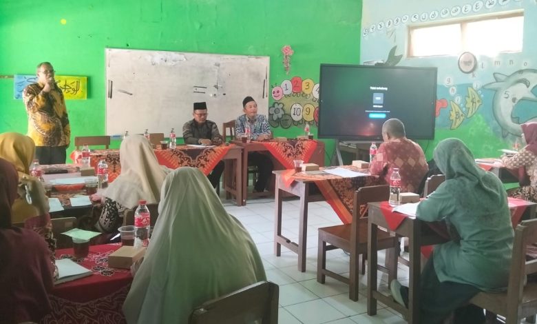 Ust. Pujiono memberikan materi tentang Unique Selling Point di pertemuan Paguyuban Kepala AUM Kecamatan Sambi di SD Muhammadiyah PK Babadan