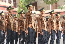 Tim PASMUBI MTs Muhammadiyah Ponpes Imam Syuhodo berpose disiplin dengan empat piala kemenangan Kejurnas LKBB Sambernyawa.
