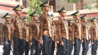 Tim PASMUBI MTs Muhammadiyah Ponpes Imam Syuhodo berpose disiplin dengan empat piala kemenangan Kejurnas LKBB Sambernyawa.
