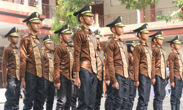 Tim PASMUBI MTs Muhammadiyah Ponpes Imam Syuhodo berpose disiplin dengan empat piala kemenangan Kejurnas LKBB Sambernyawa.