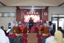 Suasana panggung lomba debat Piala Dekan FH UNIMMA 2026 yang mempertemukan tim pro dan kontra dari kalangan pelajar SMA se-Kedu Raya di Kampus 2 UNIMMA.