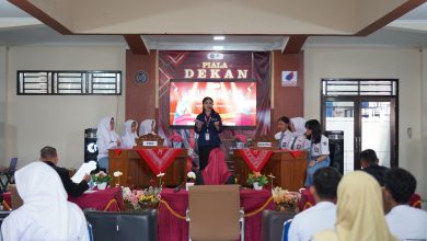 Suasana panggung lomba debat Piala Dekan FH UNIMMA 2026 yang mempertemukan tim pro dan kontra dari kalangan pelajar SMA se-Kedu Raya di Kampus 2 UNIMMA.