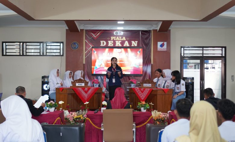 Suasana panggung lomba debat Piala Dekan FH UNIMMA 2026 yang mempertemukan tim pro dan kontra dari kalangan pelajar SMA se-Kedu Raya di Kampus 2 UNIMMA.
