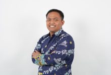 Foto studio Fadil Muhammad selaku Ketua Panitia Lomba Debat Piala Dekan FH UNIMMA 2026 mengenakan kemeja batik resmi Universitas Muhammadiyah Magelang.