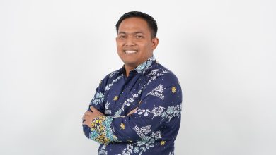 Foto studio Fadil Muhammad selaku Ketua Panitia Lomba Debat Piala Dekan FH UNIMMA 2026 mengenakan kemeja batik resmi Universitas Muhammadiyah Magelang.