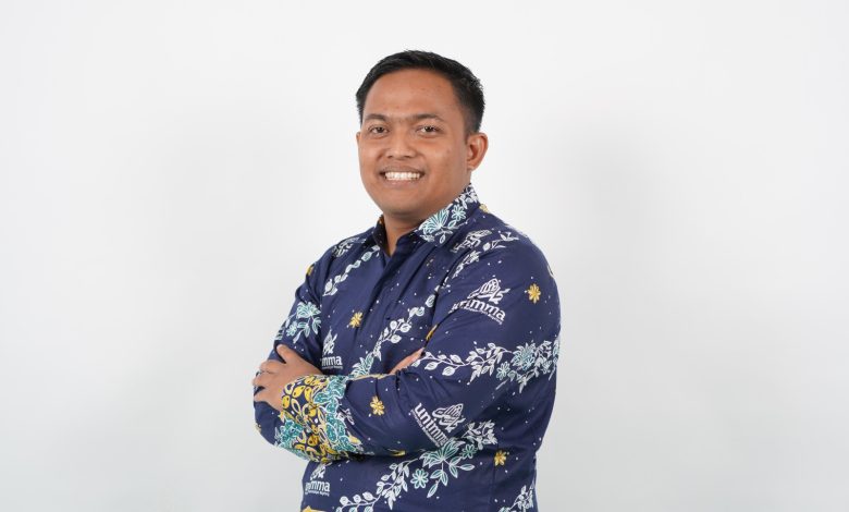 Foto studio Fadil Muhammad selaku Ketua Panitia Lomba Debat Piala Dekan FH UNIMMA 2026 mengenakan kemeja batik resmi Universitas Muhammadiyah Magelang.