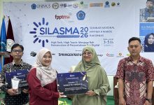 Perwakilan Perpustakaan Universitas Muhammadiyah Magelang saat menerima piagam Juara II Website Terbaik dalam ajang FPPTMA Awards 2026 di Semarang.