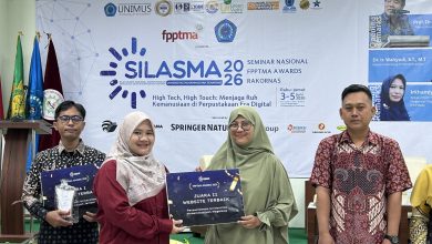 Perwakilan Perpustakaan Universitas Muhammadiyah Magelang saat menerima piagam Juara II Website Terbaik dalam ajang FPPTMA Awards 2026 di Semarang.