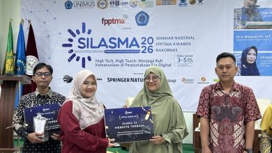 Perwakilan Perpustakaan Universitas Muhammadiyah Magelang saat menerima piagam Juara II Website Terbaik dalam ajang FPPTMA Awards 2026 di Semarang.