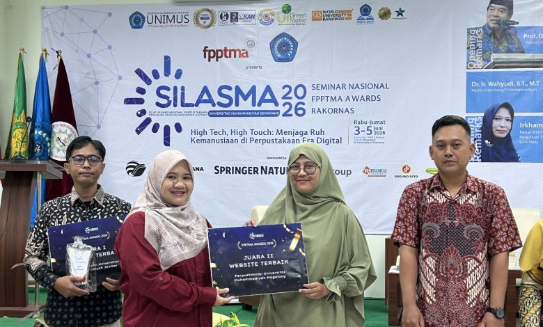 Perwakilan Perpustakaan Universitas Muhammadiyah Magelang saat menerima piagam Juara II Website Terbaik dalam ajang FPPTMA Awards 2026 di Semarang.