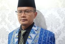 Potret resmi Ustadz Pujiono selaku Ketua FGM Kabupaten Boyolali mengenakan jas batik biru Muhammadiyah untuk ilustrasi opini gerakan SAGU SAMU.