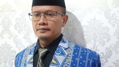 Potret resmi Ustadz Pujiono selaku Ketua FGM Kabupaten Boyolali mengenakan jas batik biru Muhammadiyah untuk ilustrasi opini gerakan SAGU SAMU.
