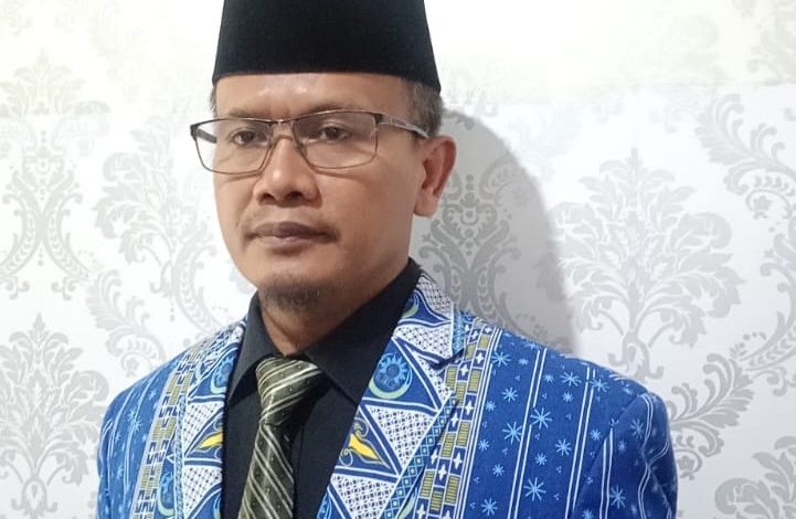 Potret resmi Ustadz Pujiono selaku Ketua FGM Kabupaten Boyolali mengenakan jas batik biru Muhammadiyah untuk ilustrasi opini gerakan SAGU SAMU.